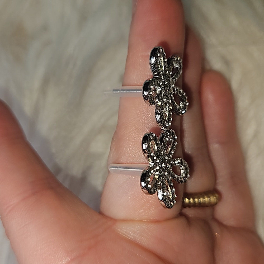 Radiant Daisy Energy Earrings - Picture 4 of 5